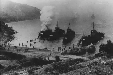 Des troupes de la 9e division d'infanterie coloniale (9e DIC) débarquent de landing craft infantry (LCI) sur l'île d'Elbe sous le commandement du général de Lattre de Tassigny, 1944.
