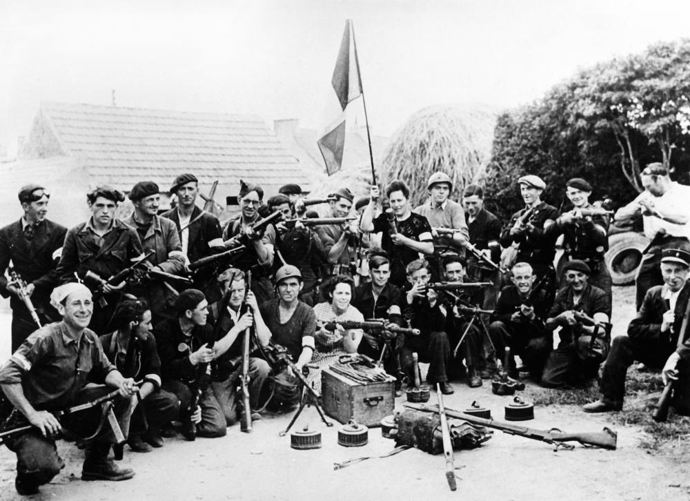 Bretagne. Libération du Finistère. F.F.I. dans la villa de Kersaint, près de Brest. Centre culturel américain.