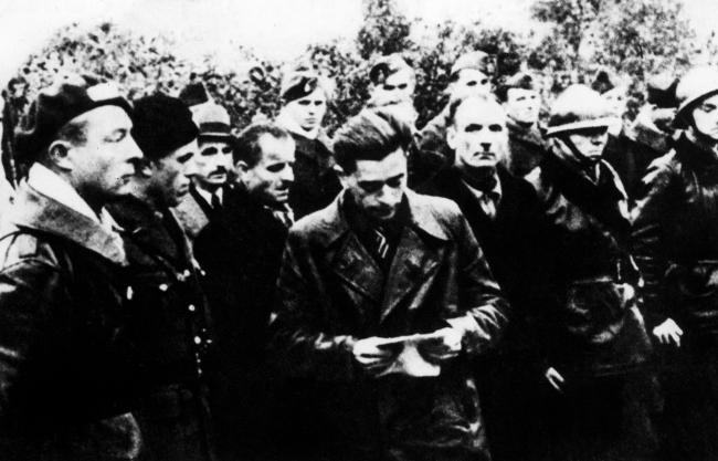Les Polonais dans la résistance française. Partisans polonais FTPF rendant le dernier hommage à leurs compagnons d'armes tombés sur les collines de la Versanne, dans la Loire, près de Saint-Etienne. 