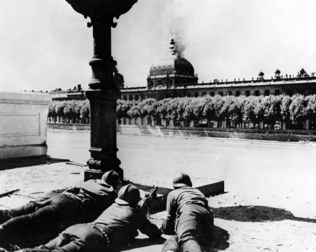 Libération de Lyon. Les derniers combats et les destructions. Des soldats des Forces françaises libres essaient de déloger des tireurs isolés.