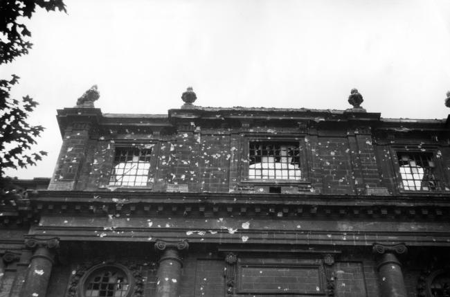 Libération de Lyon. Les derniers combats et les destructions. Façade de l'Hôtel-Dieu après la mitraillade du dôme.