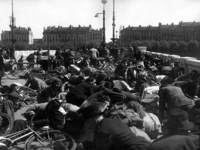 Libération de Lyon. Les derniers combats et les destructions. Les passants, pour se protéger des balles tirées par les FFI, se couchent sur le pont Wilson.