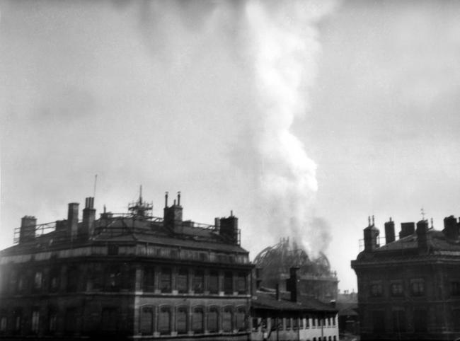 Libération de Lyon. Les derniers combats et les destructions. Le dôme de l'Hôtel-Dieu incendié par la mitraillade des FFI qui tirent du pont Wilson.