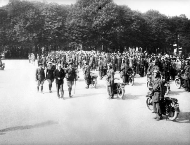 Libération de Lyon.  Lyon. Place Bellecour. Prise d'armes avec Y. Farge et le colonel Descours.