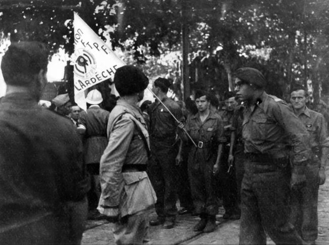 Libération de Lyon.  Lyon. Place Bellecour, défilé du maquis de l'Ardèche.