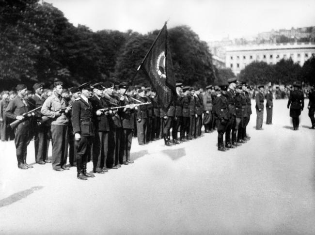 Libération de Lyon.  Lyon. Prise d'armes, place Bellecour, par les troupes alliées.