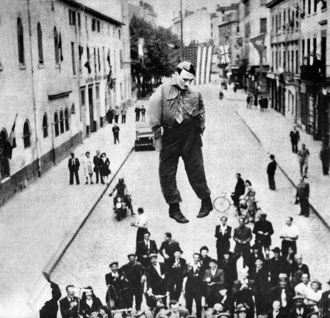 Libération de Lyon.  Lyon. C'est un buste authentique d'Hitler qui servit aux Lyonnais et aux FFI à fabriquer ce mannequin que les pompiers de Lyon pendirent à proximité de leur caserne de la Madeleine, après qu'il eut été promené à travers les rues de la ville sous les huées de la foule.