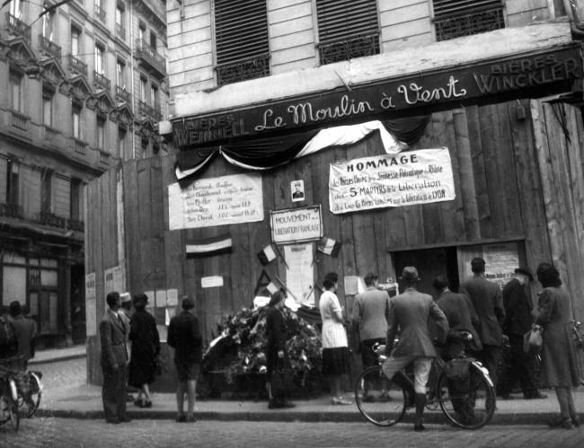 Libération de Lyon.  Les Lyonnais récemment libérés honorent les victimes du "Moulin à vent".