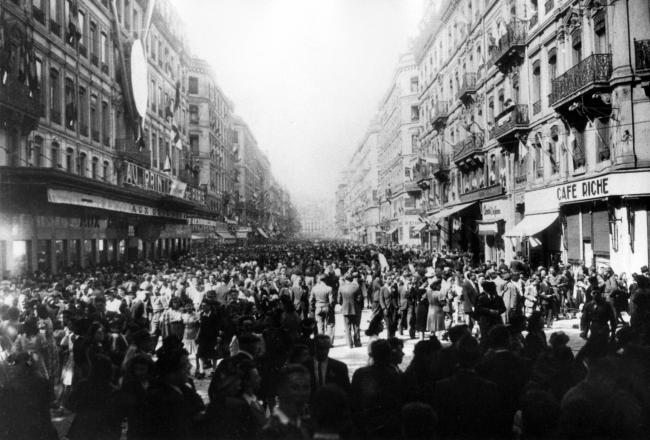 Libération de Lyon.  Lyon. Manifestation populaire, rue de la République.
