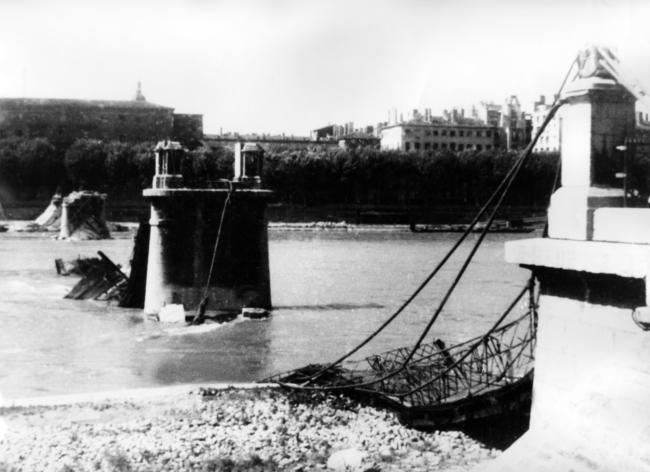Libération de Lyon. Destruction des ponts. Lyon. La passerelle du collège au lendemain du 2 septembre 1944.