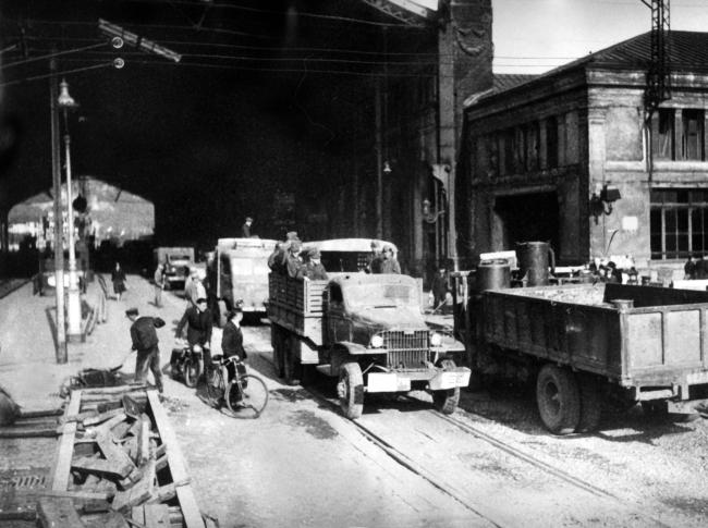 Libération de Lyon. Destruction des ponts. Lyon. La gare de Perrache transformée en passage routier.