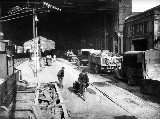 Libération de Lyon. Destruction des ponts. Lyon. La gare de Perrache transformée en passage routier.