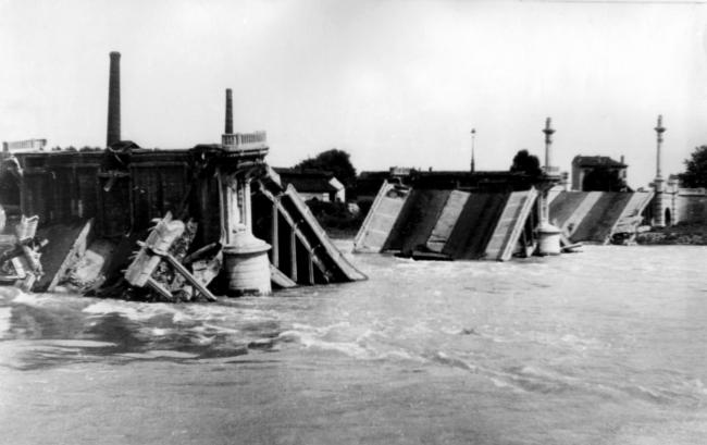Libération de Lyon. Destruction des ponts. Lyon. Le pont Pasteur a sauté.