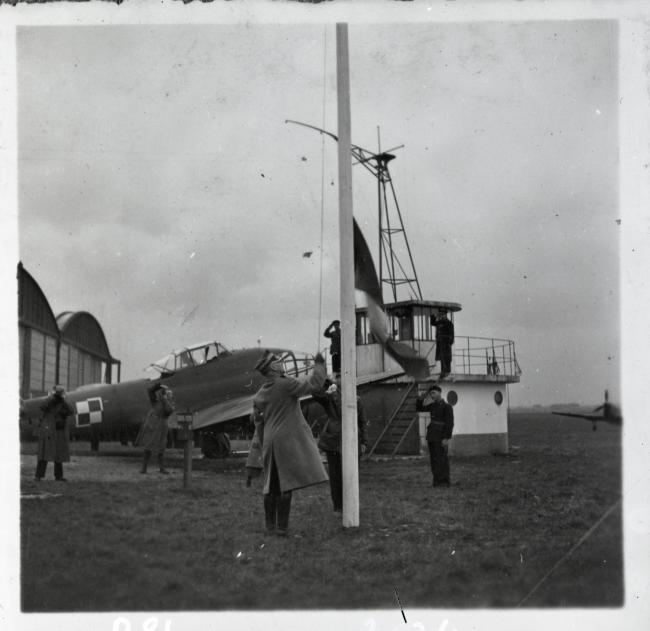 Le général Sikorsky, chef du gouvernement et de l’armée polonaise en exil, assiste au lever des couleurs à Lyon-Bron, mars 1940 (SHD, AI 6 FI B 84/2634 et 2640)