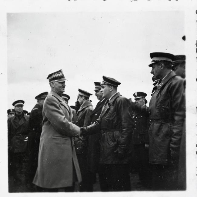 Le général Sikorsky, chef du gouvernement et de l’armée polonaise en exil, passe en revue instructeurs français qui forment les pilotes polonais à Lyon-Bron, mars 1940 (SHD, AI 6 FI B 84/2648 et 2667)
