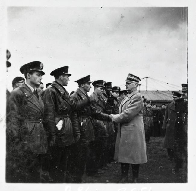 Le général Sikorsky, chef du gouvernement et de l’armée polonaise en exil, passe en revue les pilotes polonais en formation à Lyon-Bron, mars 1940 (SHD, AI 6 FI B 84/2650 et 2654)