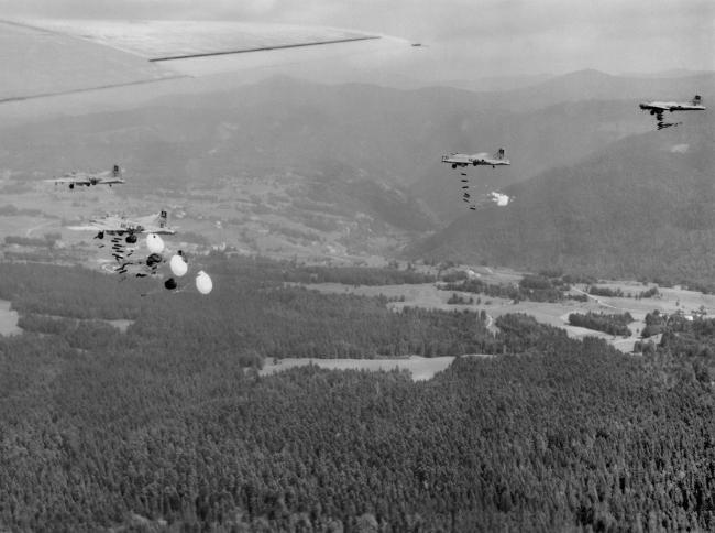 1er août 1944, Opération Buick, 195 B 17 de la 8ème US Air Force larguent 2 286 containers d'armes et de munitions sur 4 terrains en France occupée. Ici sur la prairie d'Echallon près de Nantua dans l'Ain des B17 du 94 BG (lettre A) (SHD GR 2 K 425)