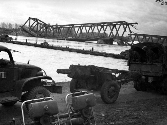 Entrée des alliées en Allemagne. Traversée du Rhin. Passage du Rhin par la 101ème compagnie de Génie, sur le pont de Speyer. ECPAD