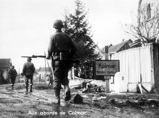 Alsace. Libération du Haut-Rhin. Colmar à la libération. Des soldats alliés patrouillent, baïonnette au fusil dans les faubourgs de la ville.
