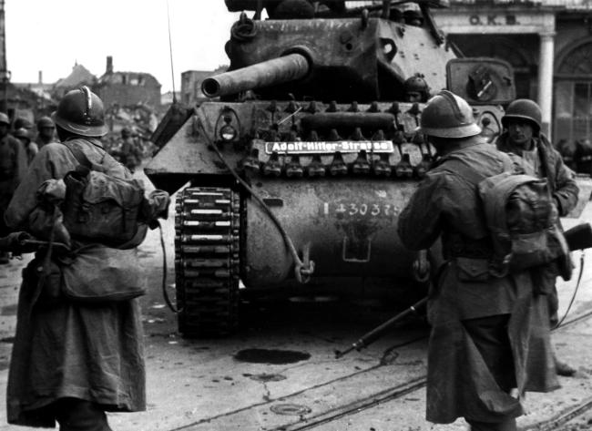 Alsace. Libération du Haut-Rhin. Libération de Mulhouse. Quartier de la gare. Char de la 1ère D.B. Char destroyer U.S. M 10.