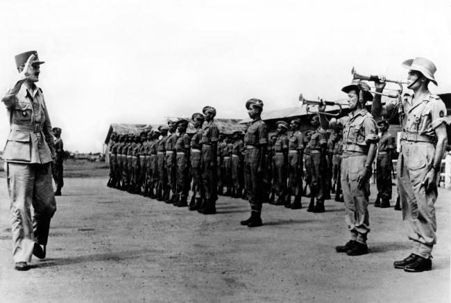 Le général Leclerc, commandant en chef de F.F.E.O. et représentant le Haut Commissaire est arrivé à Saïgon (Vietnam). A sa descente d'avion, il salue la garde d'honneur formée par des soldats du 4/17 Dogra régiment de l'armée indienne et des commandos français du C.L.I. à l'aérodrome de Saïgon.