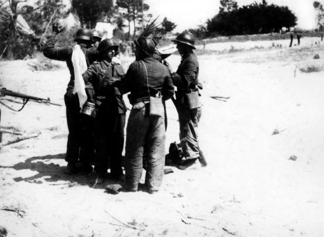 Libération de lla Gironde. Soulac. Nettoyage de la région, en avril 1945, parallèlement aux opérations menées pour la réduction de la "poche" de Royan. Reddition de tireur allemands isolés de Soulac. (Corps franc de l'air).