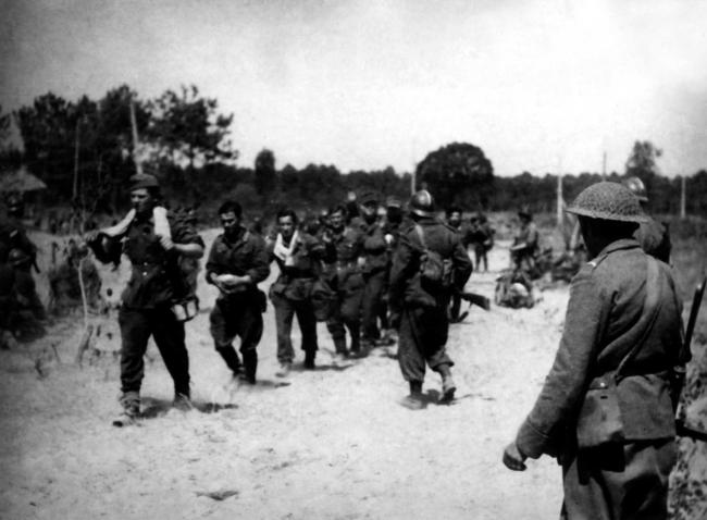 Libération de la Gironde. Soulac. Nettoyage de la région, en avril 1945, parallèlement aux opérations menées pour la réduction de la "poche" de Royan. Prisonniers allemands faits par les F.F.I. aux abords de Soulac.