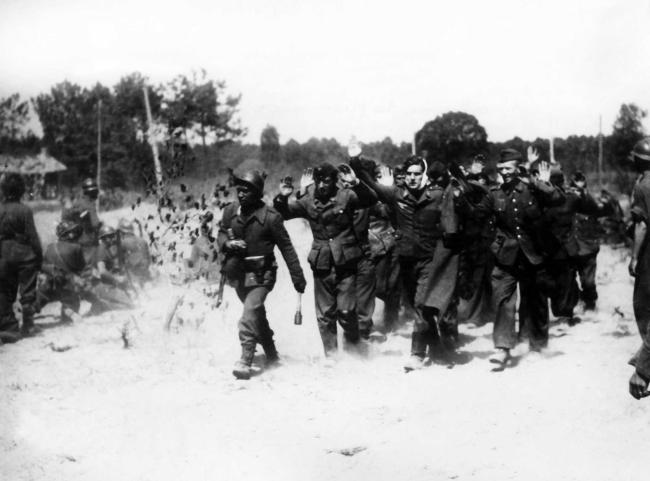 Libération de la Gironde. Soulac. Nettoyage de la région, en avril 1945, parallèlement aux opérations menées pour la réduction de la "poche" de Royan. Les F.F.A., sur la droite, ont nettoyé leur secteur. Colonne de prisonniers allemands.