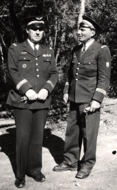 Photo du capitaine Plantard prise le 6 juin 1945 lors de la prise d’armes de dissolution du CFA où on voit l’insigne porté sur la manche de sa tenue droite