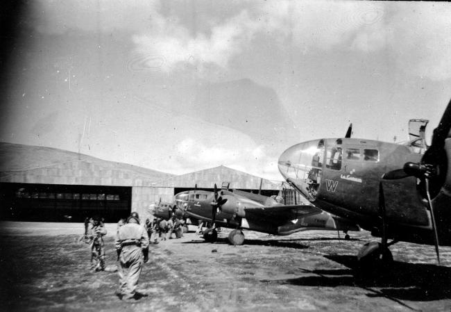 Alignement de Glenn Martin 187 Baltimore du groupe de bombardement 1/17 « Picardie ». Au premier plan, l’avion baptisé « La Germaine », au deuxième plan « La Halluc » le 9 mars 1945.