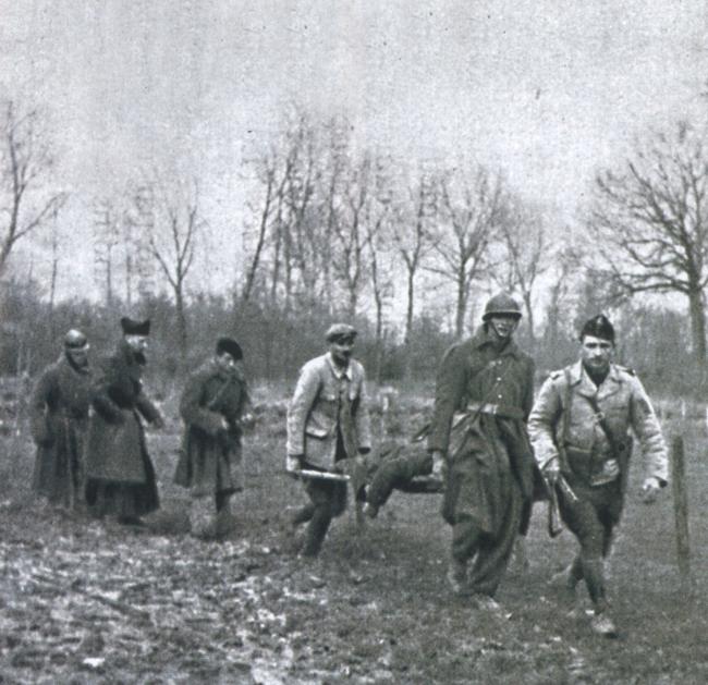 un FFI tué au combat au Nord de Lorient est évacué par ses « copains de maquis » et un aumônier vers l’arrière. Un infirmier du 19e bataillon médical accompagne le cortège.