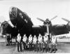 Devant un Handley-Page Halifax mark III du groupe de bombardement 1/25 « Tunisie », l’équipage du capitaine Bernard Pelliot. 